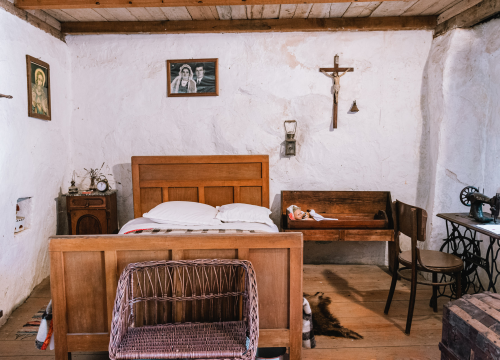 Fotografija 12 - Don Stipe Perkov objavio ‘Razgovore (ne)ugodne puka primoštenskoga’: Riječima su, kao s kamenom, gradili suhozid prošlosti!