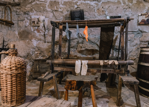 Fotografija 14 - Don Stipe Perkov objavio ‘Razgovore (ne)ugodne puka primoštenskoga’: Riječima su, kao s kamenom, gradili suhozid prošlosti!