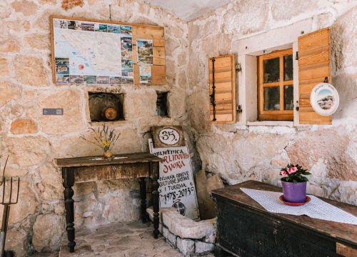 Fotografija 16 - Don Stipe Perkov objavio ‘Razgovore (ne)ugodne puka primoštenskoga’: Riječima su, kao s kamenom, gradili suhozid prošlosti!