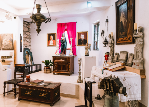 Fotografija 18 - Don Stipe Perkov objavio ‘Razgovore (ne)ugodne puka primoštenskoga’: Riječima su, kao s kamenom, gradili suhozid prošlosti!