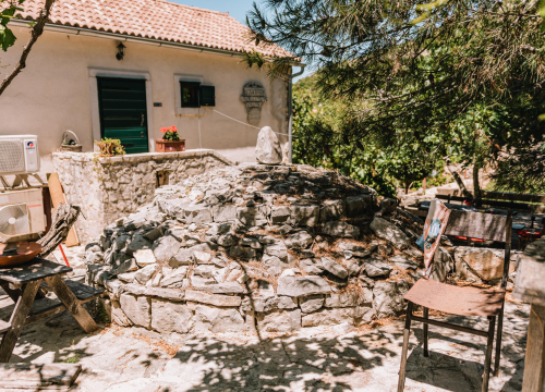 Fotografija 21 - Don Stipe Perkov objavio ‘Razgovore (ne)ugodne puka primoštenskoga’: Riječima su, kao s kamenom, gradili suhozid prošlosti!