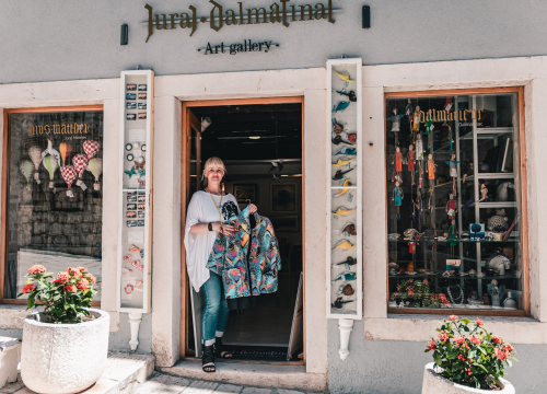 Ljeto u Galeriji Juraj Dalmatinac u znaku veselih riba, bezvremenskog nakita i poznatih umjetnika!