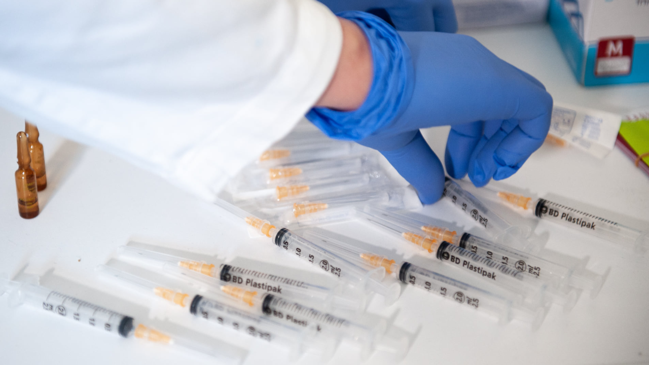 Pfizerovo cjepivo efikasno zaustavlja bolest, ali ne i zarazu što dovodi u pitanje smisao covid potvrda