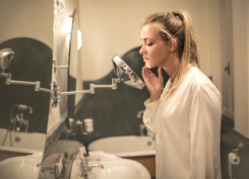 Akne su uglavnom kombinacija hormona i genetike, evo što možete učiniti