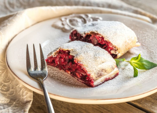 Štrudla od višanja: Kolač za koji se isplati paliti pećnicu tijekom ljeta