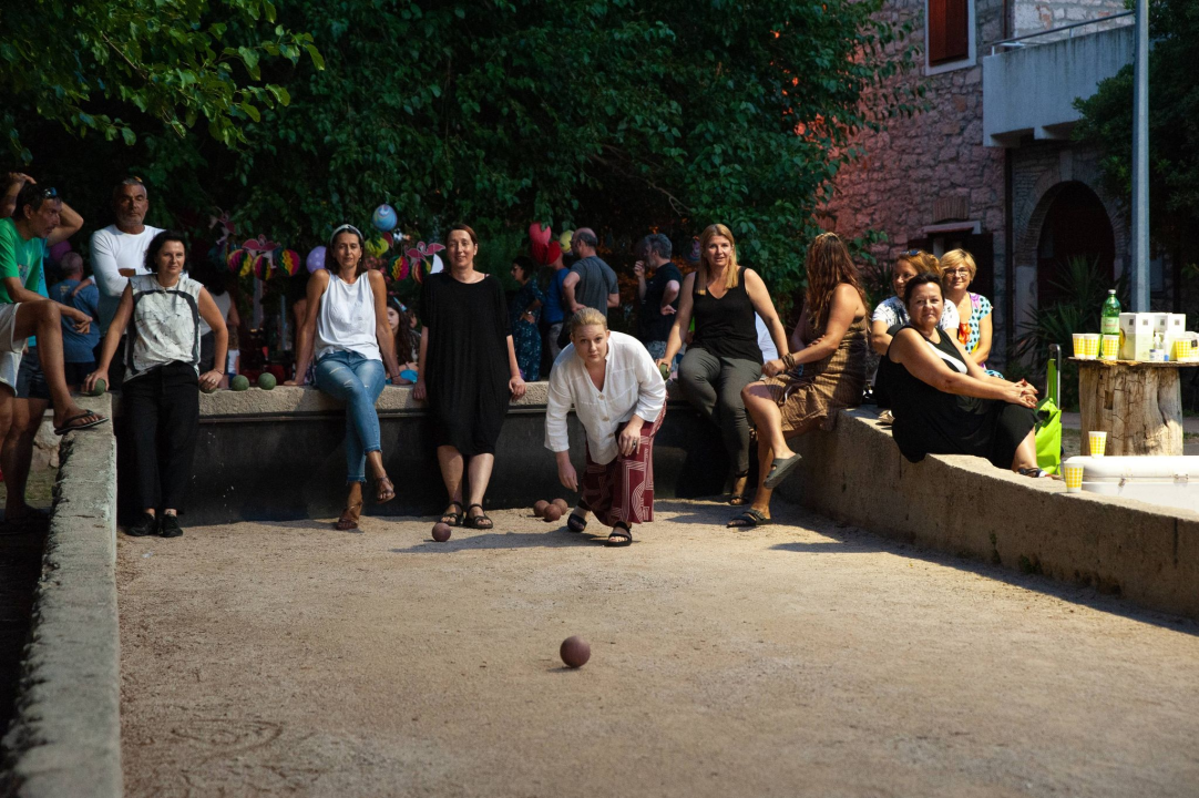 Valjanje i bacanje na Zlarinu: Astra Pfizerice slavile na ženskom turniru u balotama