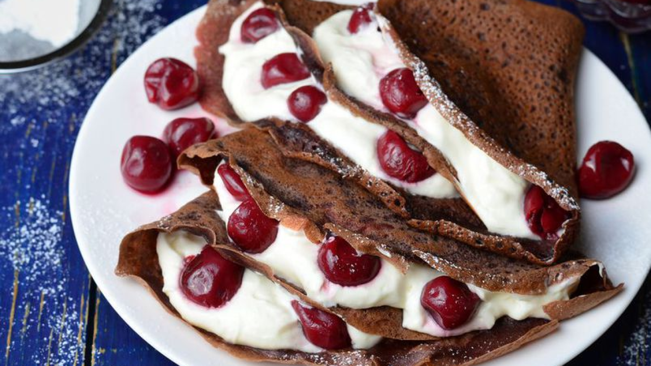 Slatko osvježenje: Recept za crne palačinke s kremom od sira i višnjama