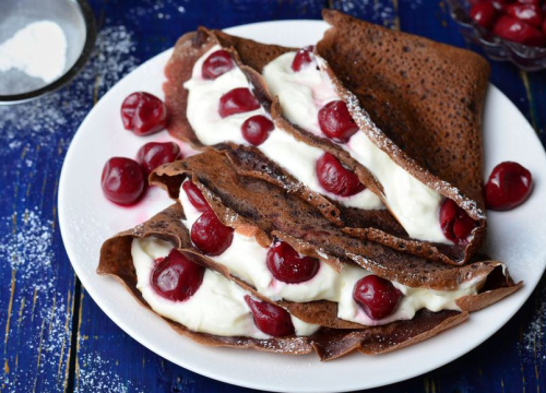 Slatko osvježenje: Recept za crne palačinke s kremom od sira i višnjama