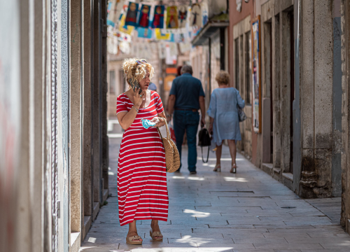 Guardian: Ako je covid-19 sezonalan, zašto se toliko sada širi?