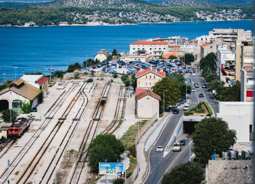 Netko je u Šibeniku šarao grafite po vlaku: Šteta je velika, policija traži 'umjetnika'