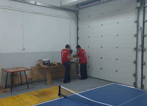 Fotografija 10 - Nikola i Mario svojim rukama izradili figure i ploču pa s mještanima zaigrali uz more