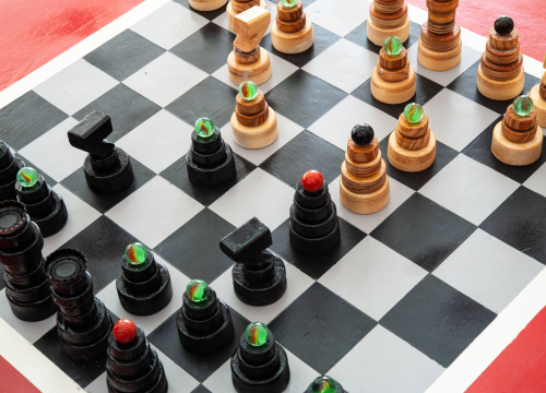 Fotografija 14 - Nikola i Mario svojim rukama izradili figure i ploču pa s mještanima zaigrali uz more