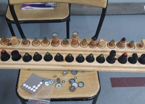 Fotografija 13 - Nikola i Mario svojim rukama izradili figure i ploču pa s mještanima zaigrali uz more