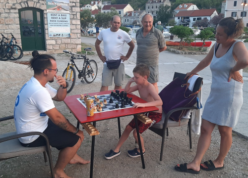 Fotografija 16 - Nikola i Mario svojim rukama izradili figure i ploču pa s mještanima zaigrali uz more