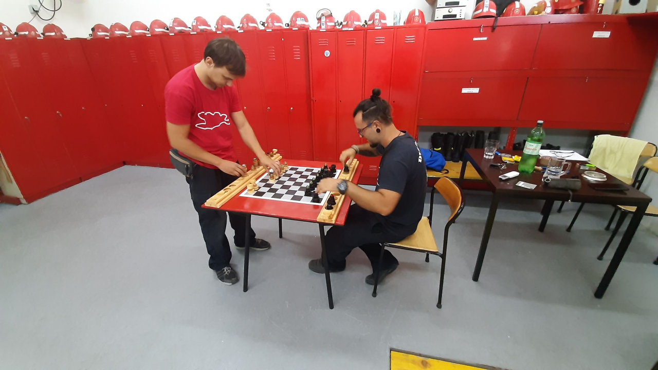 Nikola i Mario svojim rukama izradili figure i ploču pa s mještanima zaigrali uz more