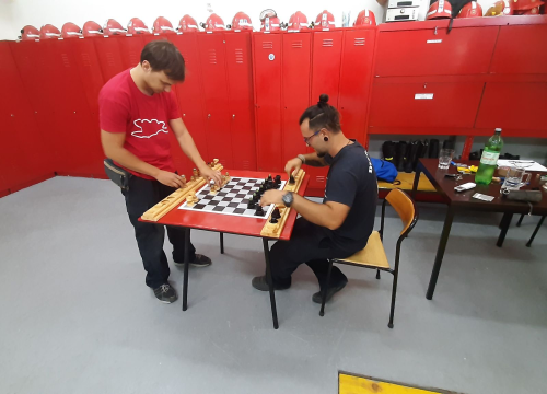 Fotografija 17 - Nikola i Mario svojim rukama izradili figure i ploču pa s mještanima zaigrali uz more