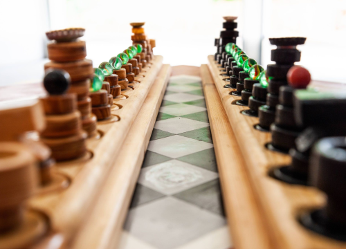 Fotografija 21 - Nikola i Mario svojim rukama izradili figure i ploču pa s mještanima zaigrali uz more