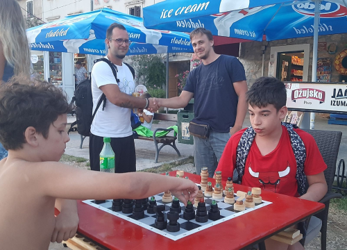Nikola i Mario svojim rukama izradili figure i ploču pa s mještanima zaigrali uz more