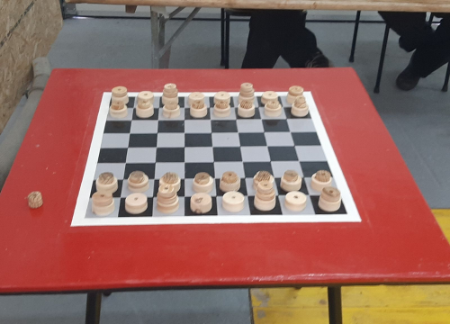 Fotografija 25 - Nikola i Mario svojim rukama izradili figure i ploču pa s mještanima zaigrali uz more