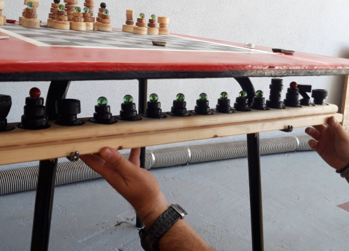 Fotografija 27 - Nikola i Mario svojim rukama izradili figure i ploču pa s mještanima zaigrali uz more