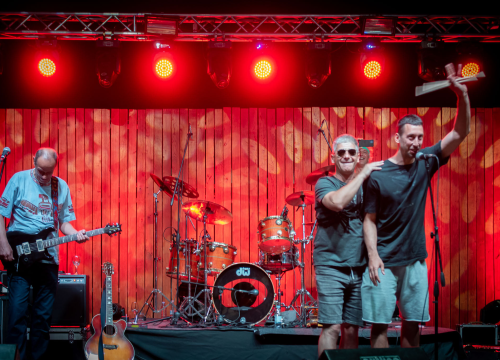 Daleka obala dva i pol sata redala hitove, za bubnjeve sjeo i proslavljeni Roko Ukić