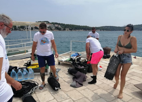 Volonteri iz mora oko Krapnja izronili stotinjak vreća smeća i krupni otpad