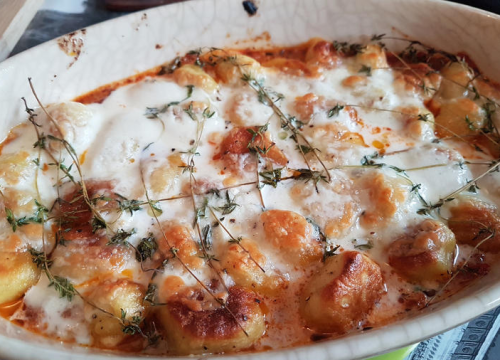 Iz jedne tave: Zapečene njoke sa sirom koje se tope u ustima