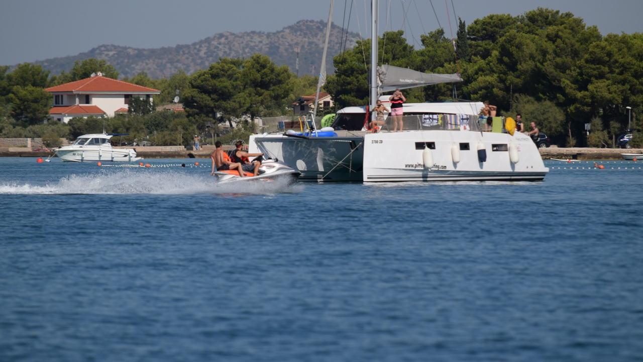 Bez dozvole i na ilegalno iznajmljenom vodenom skuteru udario u katamaran: Dvoje ozlijeđenih