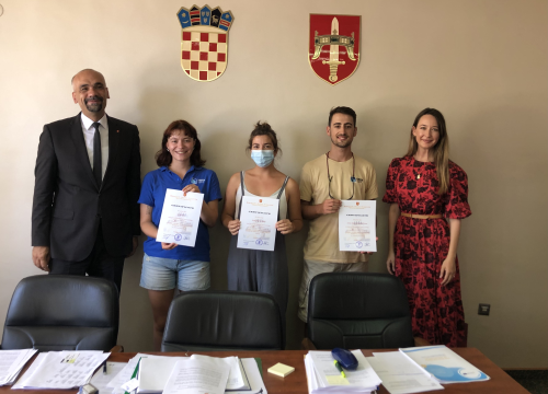 Maria, Sarah i Jerome završili profesionalno i jezično usavršavanje u županiji, popeli se i na Dinaru!