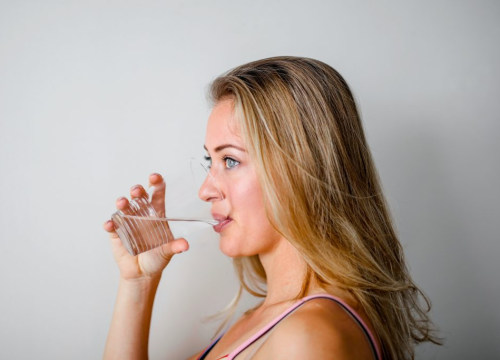 Što se događa s vašim tijelom ako pijete samo jednu čašu vode dnevno?