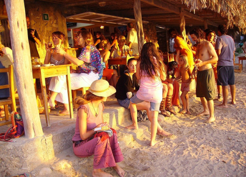 Na Ibizi strani špijuni upadaju na ilegalne zabave i kontroliraju epidemiološke mjere