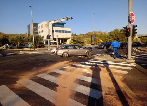 Sudar tri vozila na raskrižju kod Petrola, dvije osobe ozlijeđene