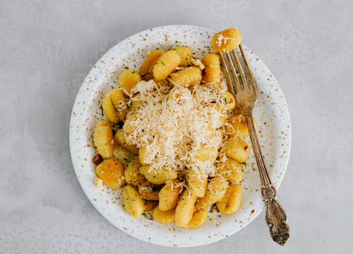 Ne znate više što bi za ručak? Isprobajte hrskave njoke s pršutom, prefino je i brzo gotovo