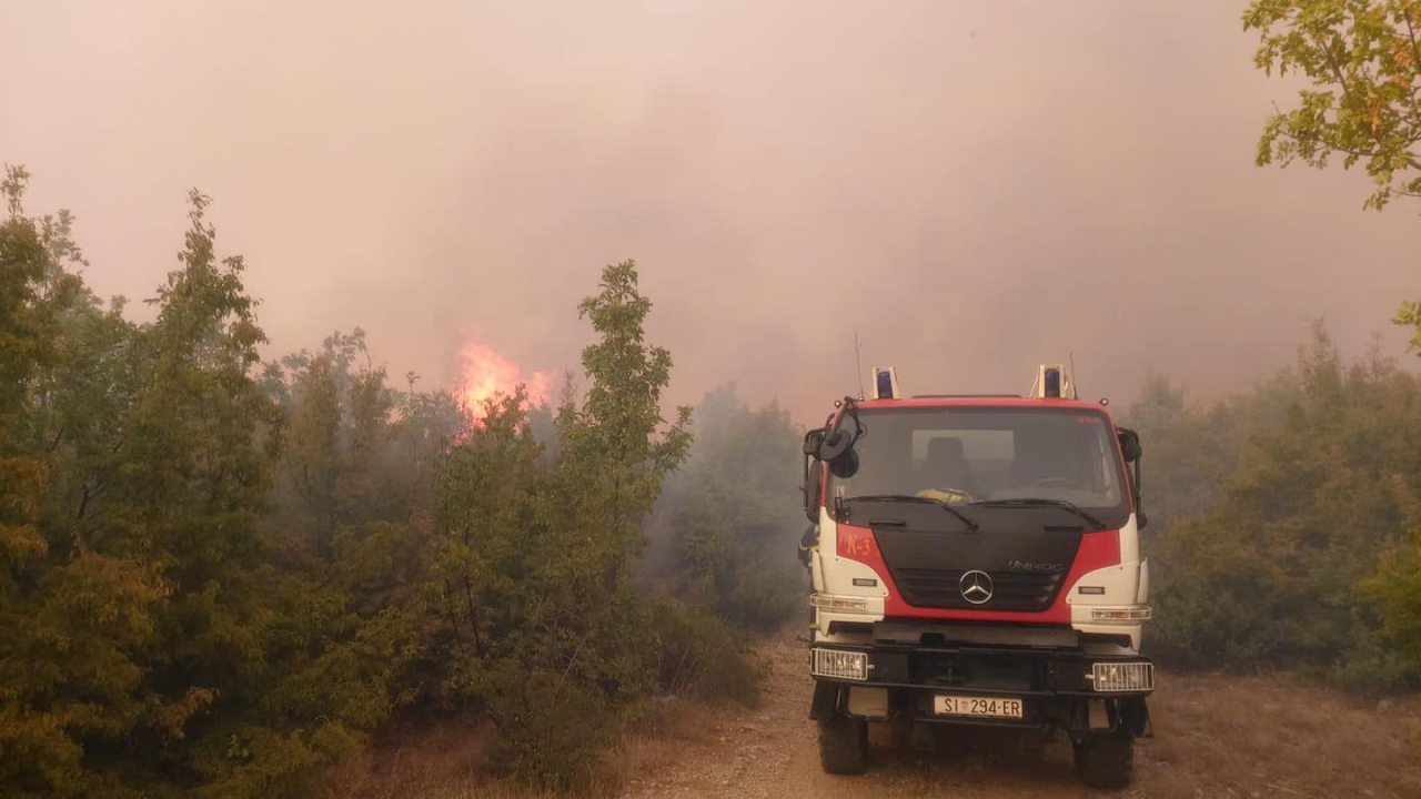 Od jučer gori pod Prominom: Na terenu preko 60 vatrogasaca, od jutros im pomažu zračne snage
