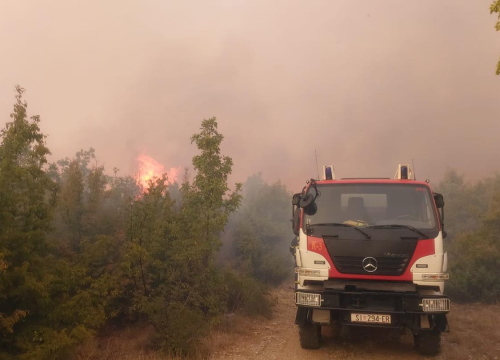 Od jučer gori pod Prominom: Na terenu preko 60 vatrogasaca, od jutros im pomažu zračne snage