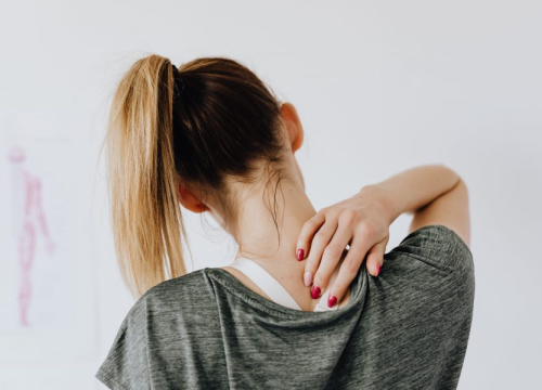 Trzajna ozljeda vrata: Uzrok, simptomi i kada morate posjetiti doktora?