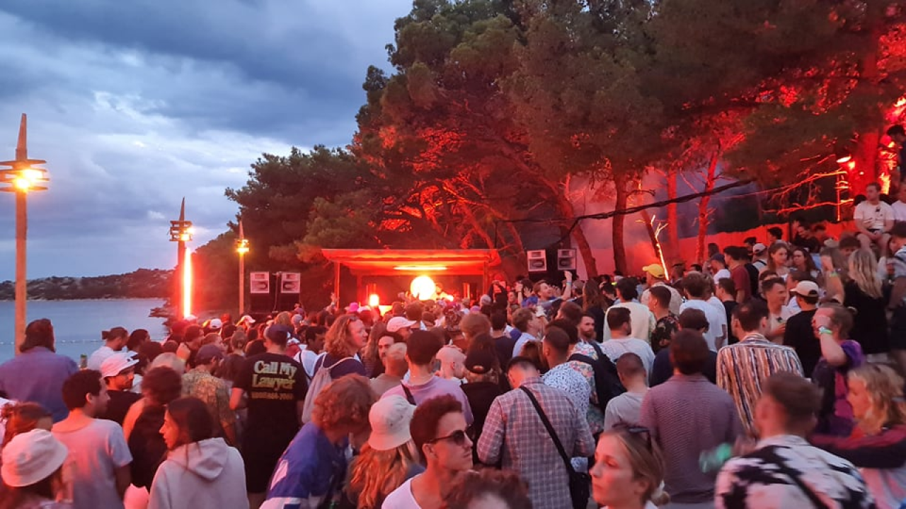 Ljeto je malo popustilo, ali u Tisnom se i dalje pleše: 'Engleza na Gardenu ima ko Rusa'