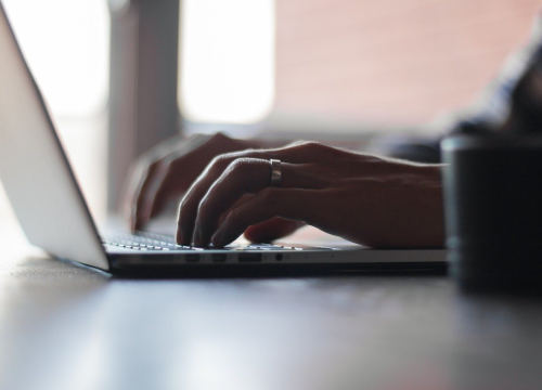 Pojavila se pornografska AI aplikacija koja lice s fotografije može 'ubaciti' u pornografsku snimku