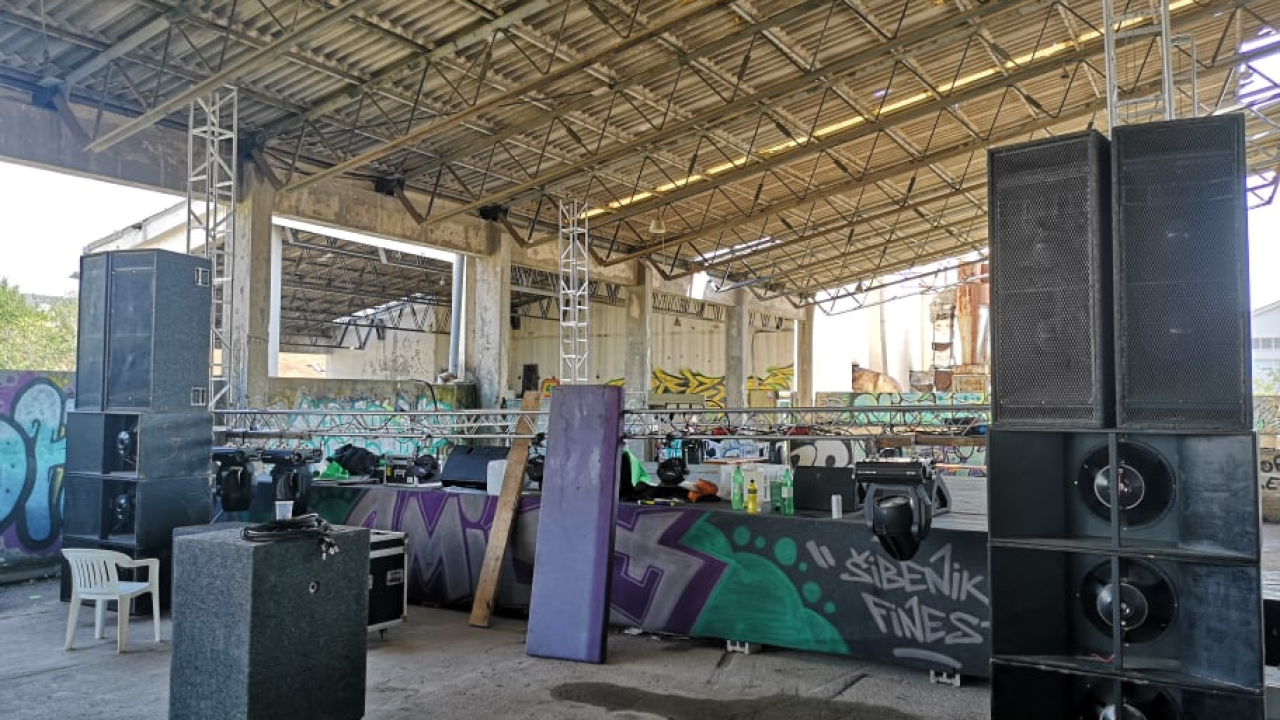 Sve je spremno za koncerte Urbana i Majki: Lokacija je natkrivena, šator za testiranje postavljen