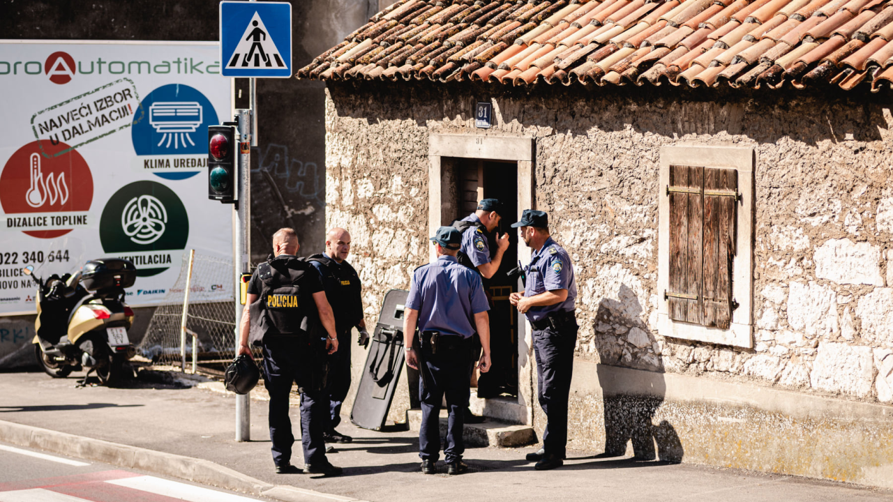 Detalji pljačke ljekarne u Šibeniku: Lopovi prijetili pištoljem, u kući gdje su se skrivali pronađeno 60 metaka