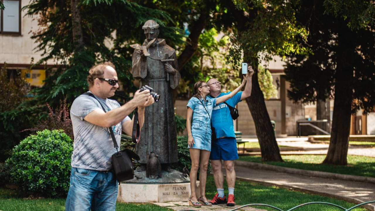 Blizanci doživljavaju sudbonosni susret, djevica uživa kao u čaroliji!