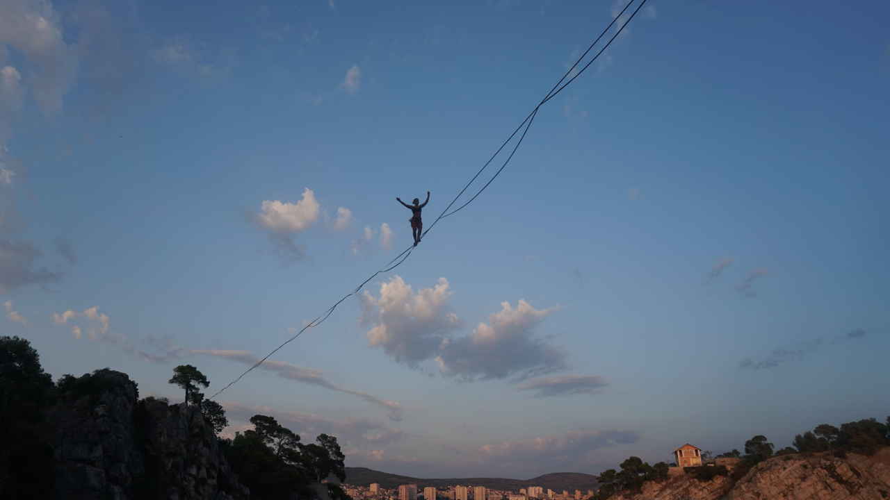 Ova silueta nad kanalom je Šibenčanka Antonia Gašperov: 'Highline je sigurniji od vožnje autom, a adrenalin je najveći neprijatelj u zraku'