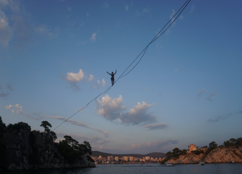 Ova silueta nad kanalom je Šibenčanka Antonia Gašperov: 'Highline je sigurniji od vožnje autom, a adrenalin je najveći neprijatelj u zraku'