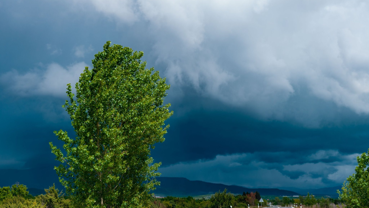 U Hrvatskoj počela velika promjena vremena: Pad temperature, olujna nevremena i obilne kiše, izdana upozorenja