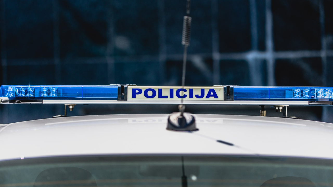 S jednog auta na parkingu u Šibeniku skinuti dijelovi, drugo oštećeno u dva navrata