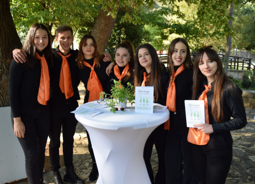 Šibenski srednjoškolci na Skradinskom buku predstavili koktel 'Tekući smaragd'