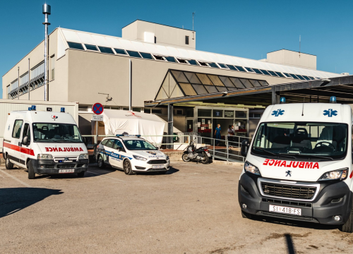 Mladić u Šibeniku teško ozlijeđen u padu s motora, prevezen u bolnicu na liječničku obradu