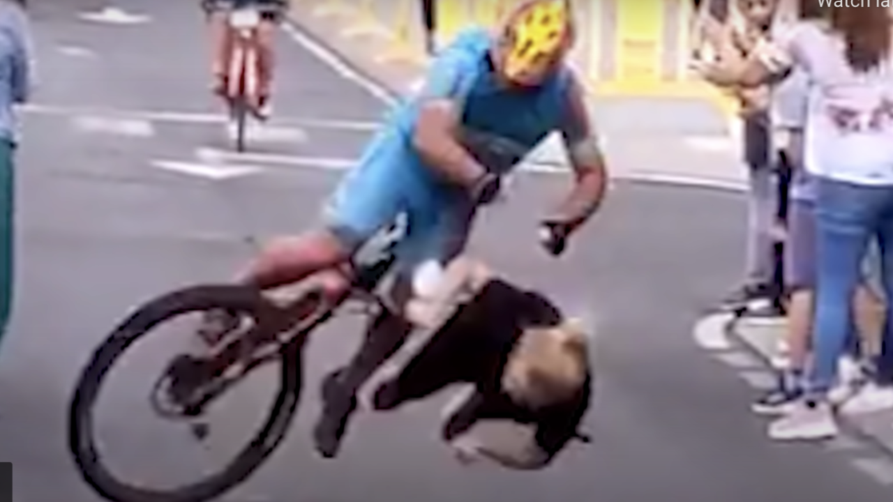 Žena na ciljnoj ravnini istrčala pred biciklista, snimku je teško gledati