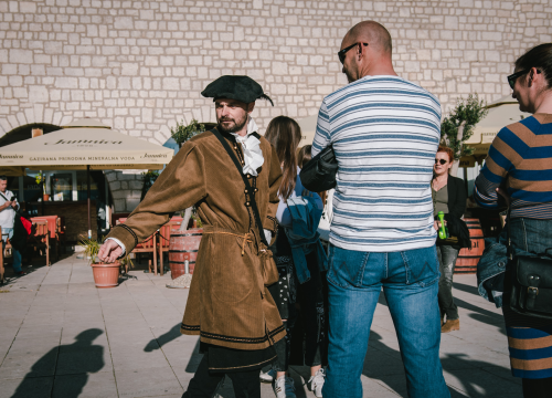 Fotografija 2 - Od brudetože, priko buklije do dišpetože: Šibenski vodiči odličnom turom do suza nasmijali sugrađane