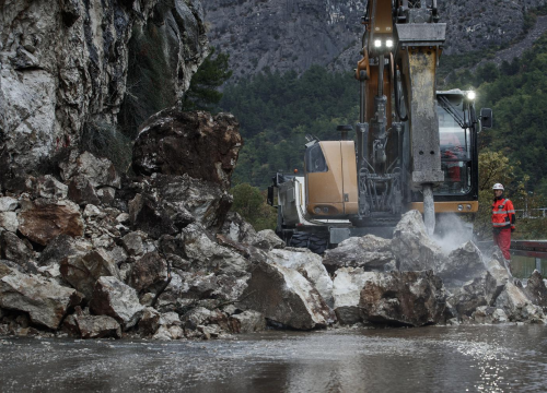 Morate ovo vidjeti: Tone kamenih gromada pale na cestu kod Omiša, srećom nije bilo auta